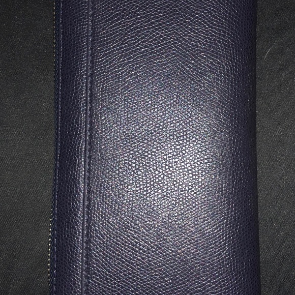Michael Kors leather zip around wallet. - Picture 5 of 8